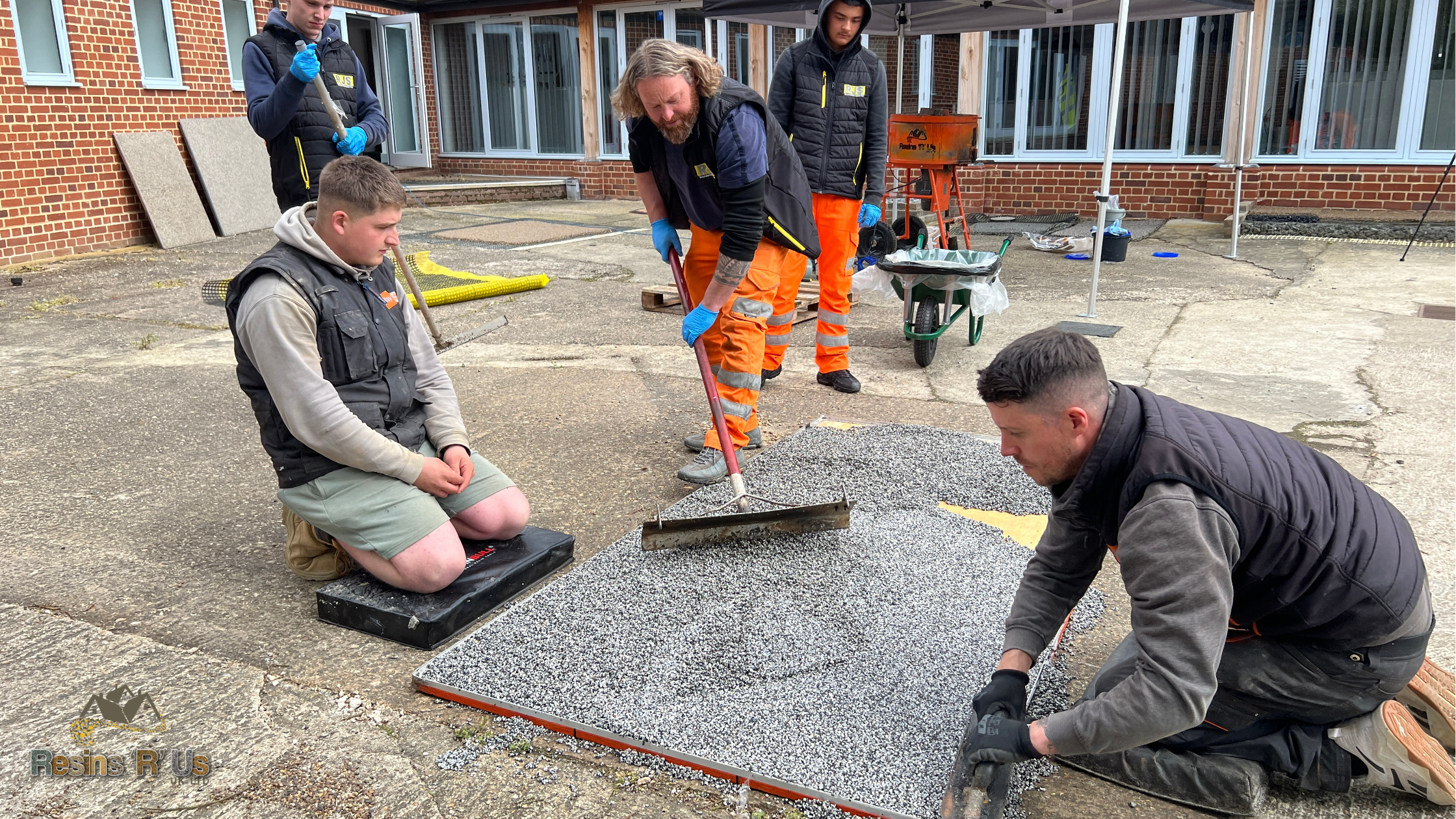 Resin R Us Approved Installer Training delegates on the resin-bound tools